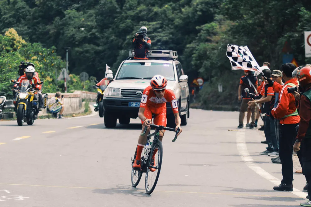Nguyễn Hoàng Giang gian nan về nhất chặng đèo Cúp xe đạp Truyền hình TPHCM ảnh 2