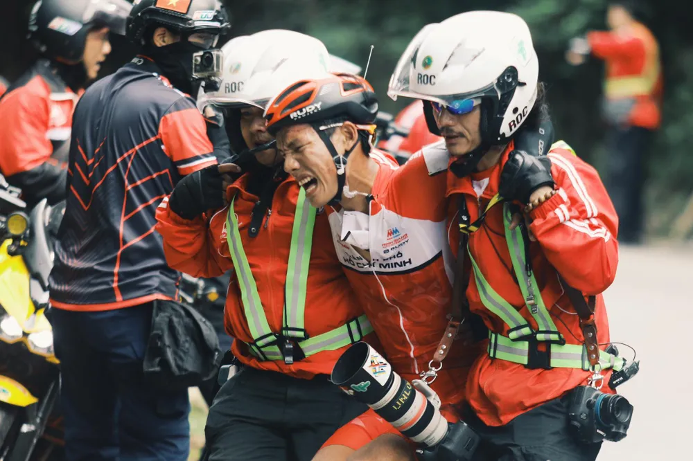 Nhiều tay đua đổ đèo té ngã tại cuộc đua xe đạp Cúp Truyền hình TPHCM ảnh 1