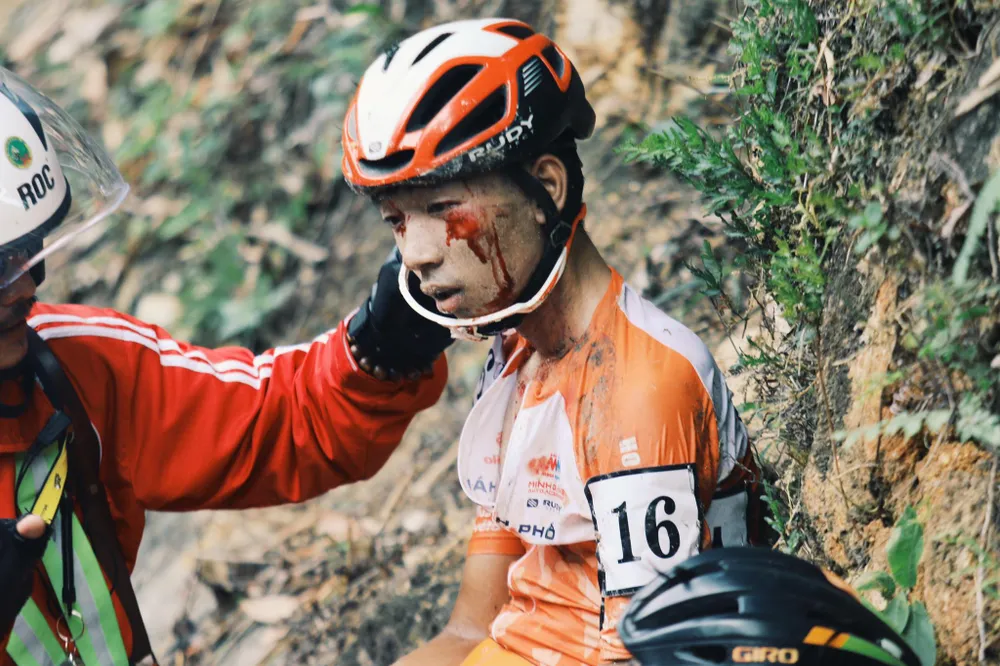 Nhiều tay đua đổ đèo té ngã tại cuộc đua xe đạp Cúp Truyền hình TPHCM ảnh 2