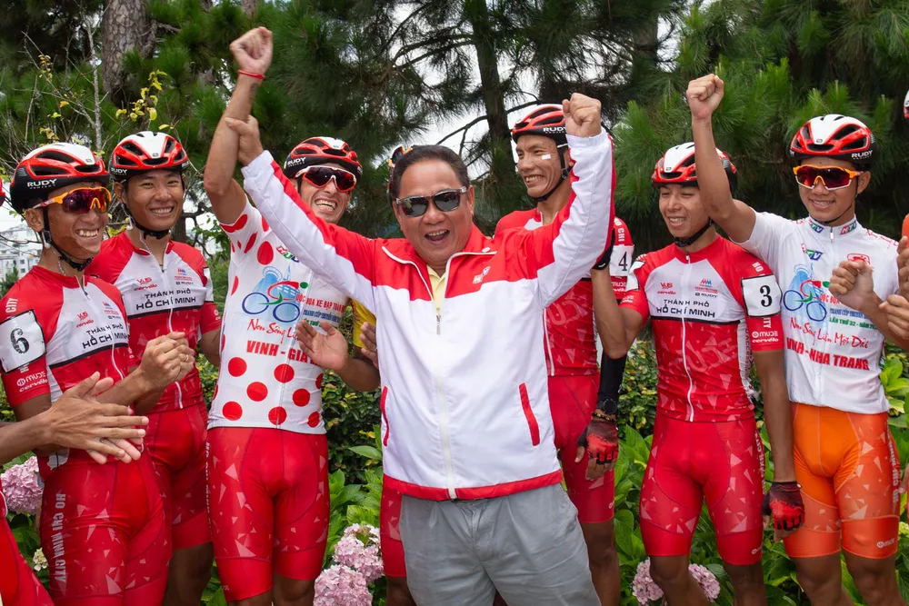 Niềm vui của các tay đua TPHCM khi kết thúc chặng. Ảnh: HOÀNG HÙNG