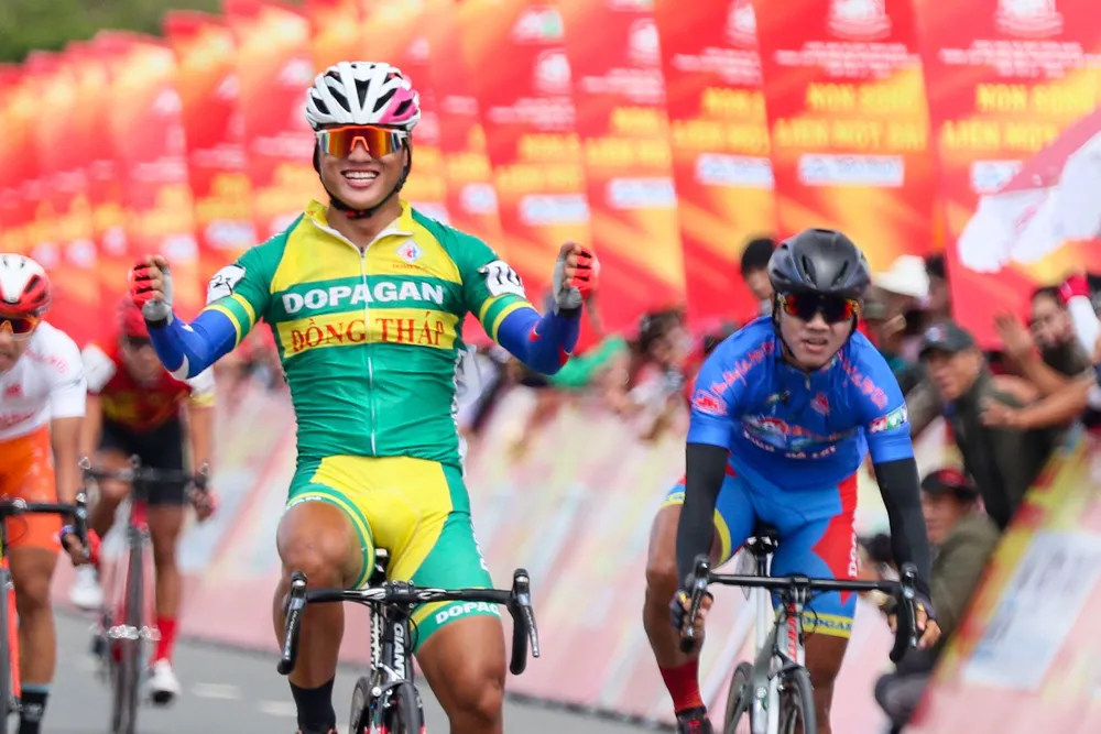 Nguyễn Tuấn Kiệt về nhất và giúp Tấn Hoàng vươn lên vị trí thứ hai. Ảnh: HOÀNG HÙNG