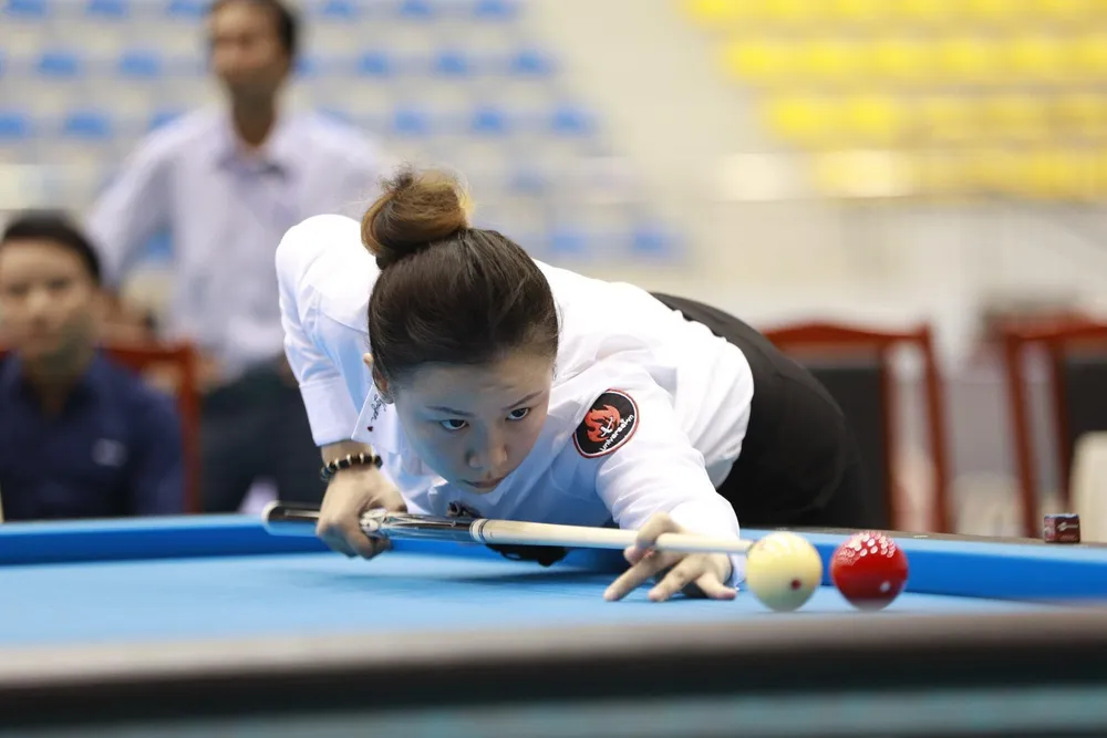 Nữ cơ thủ Yến Nhi trên bàn đấu. 