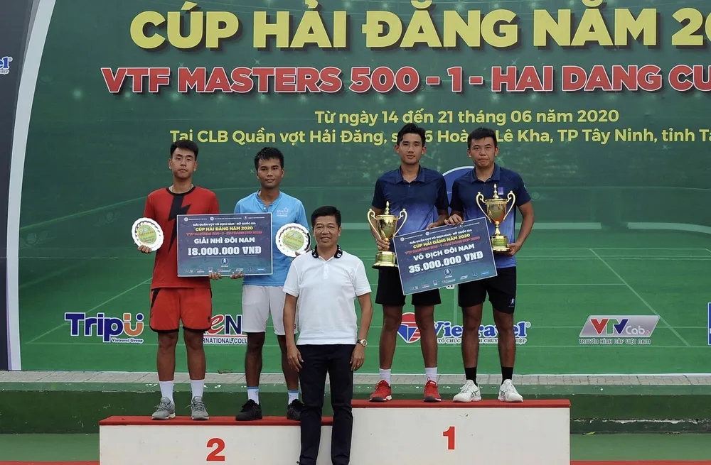 Hoàng Nam/Văn Phương trên bục nhận thưởng. 