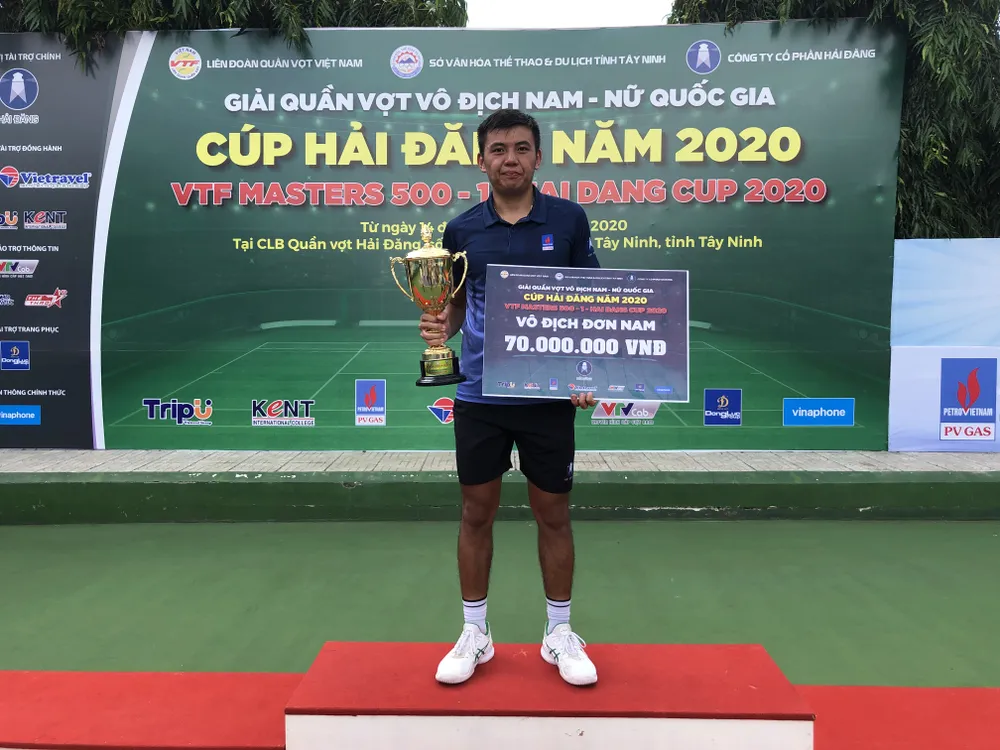 Tay vợt Lý Hoàng Nam với chiếc Cúp vô địch. 