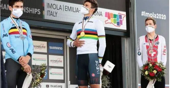 Các tay đua xe đạp sẽ bị phạt nếu... xả rác? ảnh 2