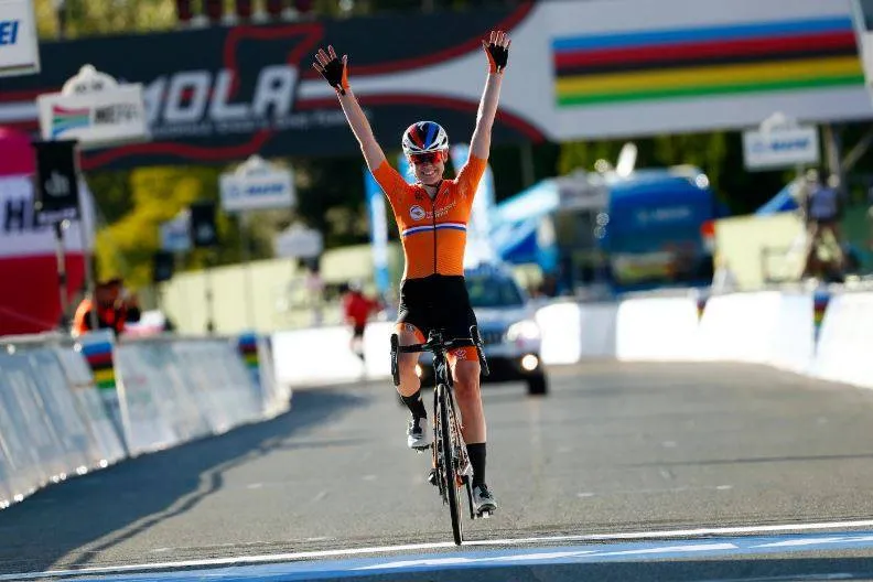 Anna van der Breggen cán đích đầu tiên