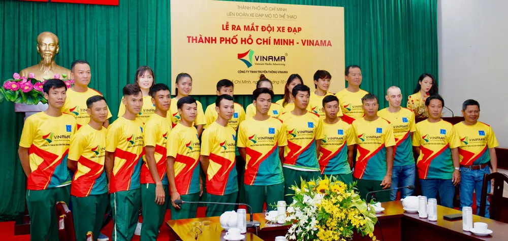 Đội TPHCM trong màu áo mới. Ảnh: HOÀNG HÙNG 