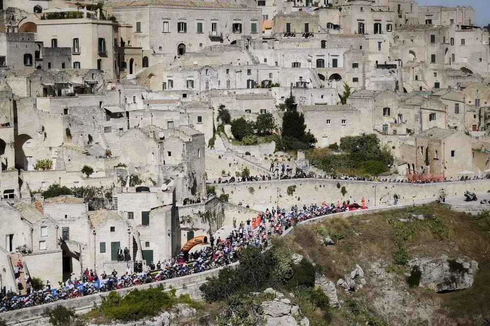 Chấn thương hàng loạt trong 4 tai nạn của chặng đua có tốc độ trung bình kỷ lục giải xe đạp Giro ảnh 2