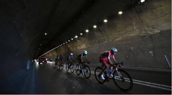 “Vua nước rút” Arnaud Demare đánh bại Sagan lần thứ 4 thắng chặng giải xe đạp Giro d’Italia ảnh 2