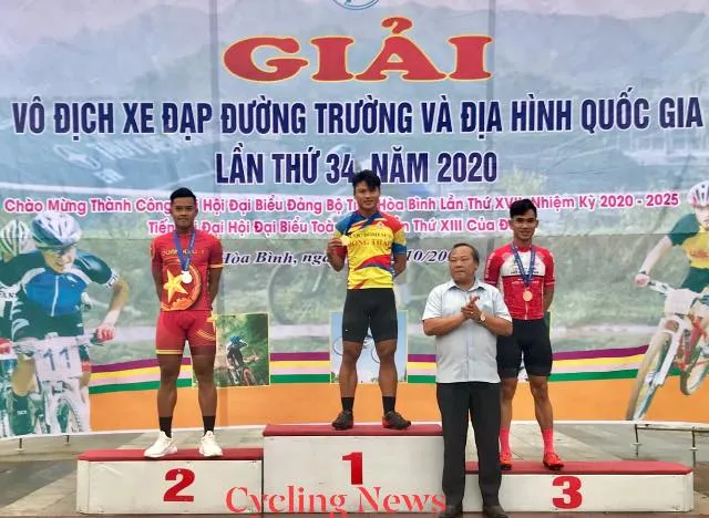 Tay đua Trần Tuấn Kiệt trên bục nhận thưởng. 