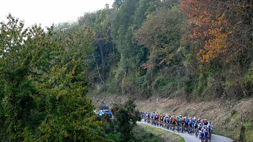 Thêm hai trường hợp dương tính với Covid-19 ở giải xe đạp Giro d’Italia ảnh 1