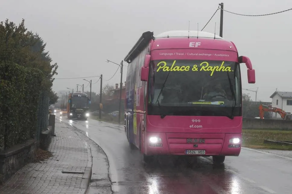Các tay đua “nổi loạn” khiến giải xe đạp Giro d’Italia phải rút ngắn lộ trình chặng 19 ảnh 1