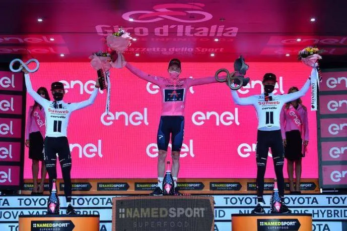 Lật đổ Hindley vào giờ chót, Geoghegan Hart mặc Áo hồng chung cuộc giải xe đạp Giro d’Italia ảnh 3