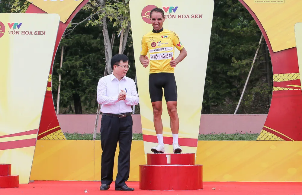 Trần Tuấn Kiệt đánh bại Lê Nguyệt Minh thắng chặng 4 lấy Áo trắng giải xe đạp VTV Cúp ảnh 4
