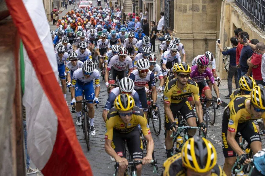 Cuộc đua diễn ra trong sự lo âu về đại dịch.