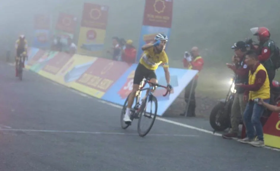 Loic “đòi nợ” Javier trên Hải Vân Quan, bảo vệ Áo vàng sau 6 chặng giải xe đạp VTV Cúp ảnh 1