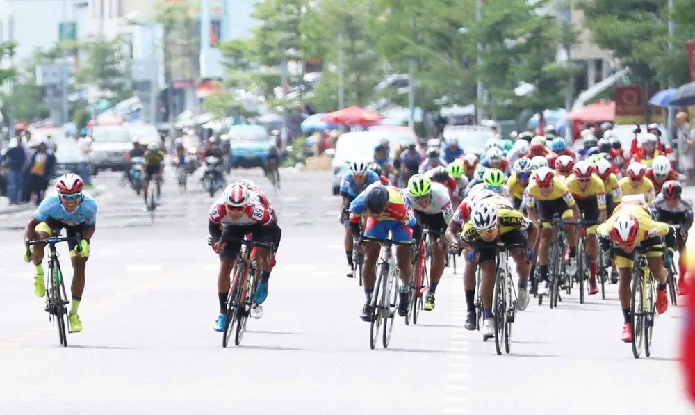 Lê Nguyệt Minh thắng chặng 7 vững chắc chiếc Áo xanh giải xe đạp VTV Cúp ảnh 1