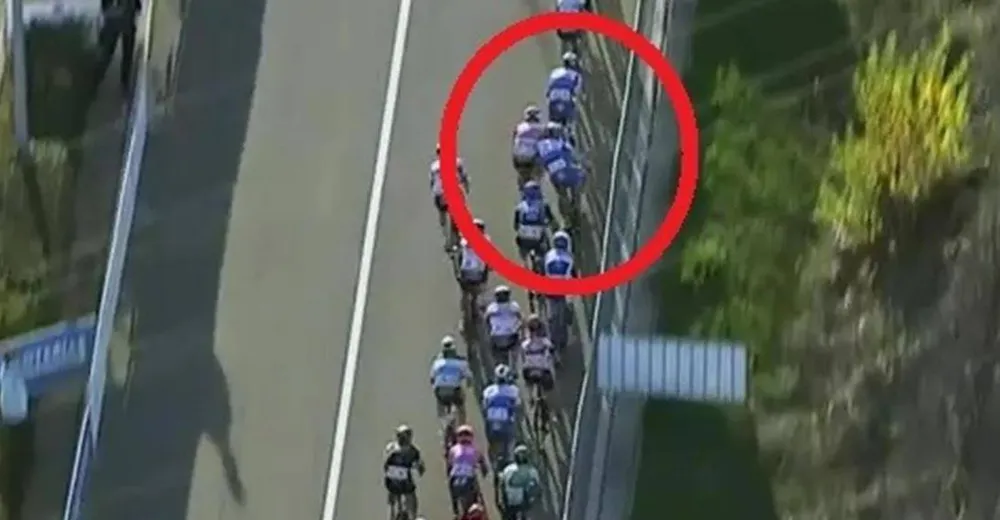 Cú đẩy vai bị ghi hình lại. 