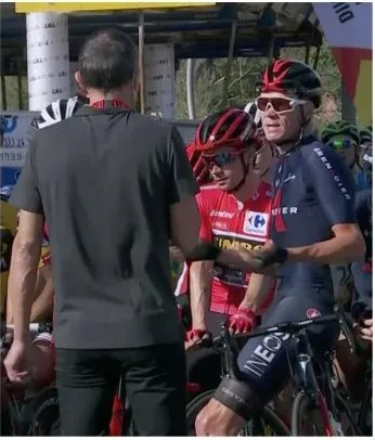 Cua-rơ trì hoãn xuất phát chặng 11 giải xe đạp Vuelta a Espana phản đối BTC “bẻ luật” ảnh 1