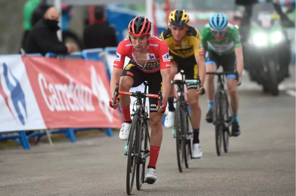 Primoz Roglic ngậm ngùi trả áo đỏ cho Richard Carapaz ảnh 2