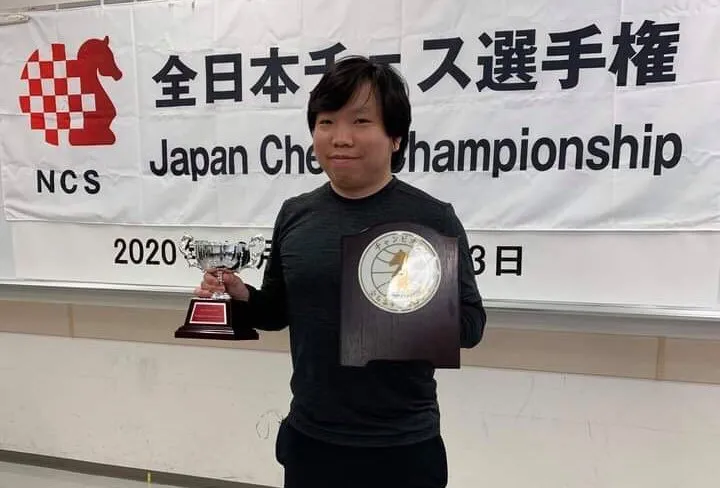 Kỳ thủ Trần Thanh Tú với chiếc Cúp vô địch. 