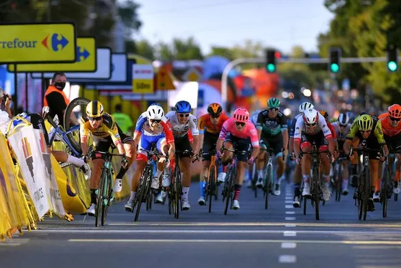 Ép xe đối thủ té suýt chết, Groenewegen đối mặt án phạt nặng chưa từng có ảnh 1