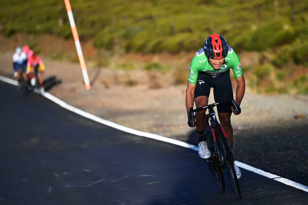 Primoz Roglic “sống sót” sau cơn cuồng loạn của Richard Carapaz ảnh 2