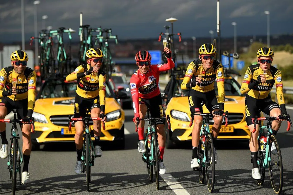 Primoz Roglic (giữa) mừng chiến thắng cùng đồng đội. Ảnh: Getty Images