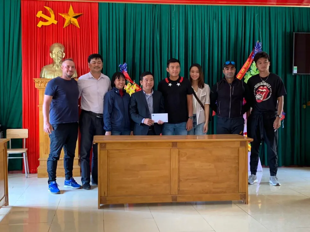 Tay vợt Lý Hoàng Nam tận tay đem quà ủng hộ đồng bào lũ lụt ở miền Trung ảnh 1