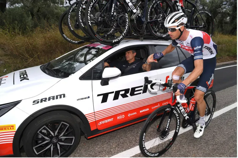 Tay đua Pieter Weening 17 năm chơi chuyên nghiệp khép lại sau khi… cán chai nước ảnh 2