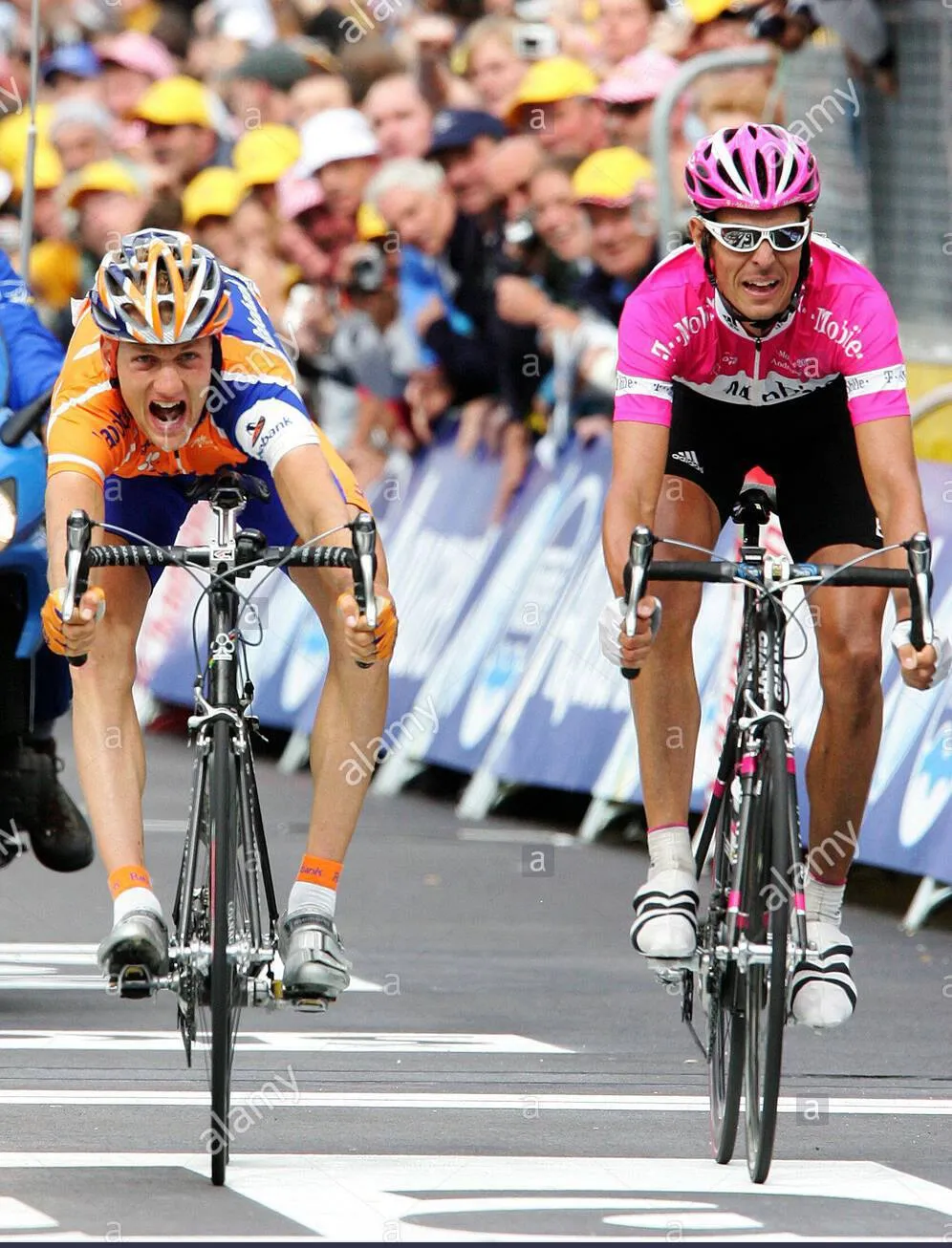 Tay đua Pieter Weening 17 năm chơi chuyên nghiệp khép lại sau khi… cán chai nước ảnh 1