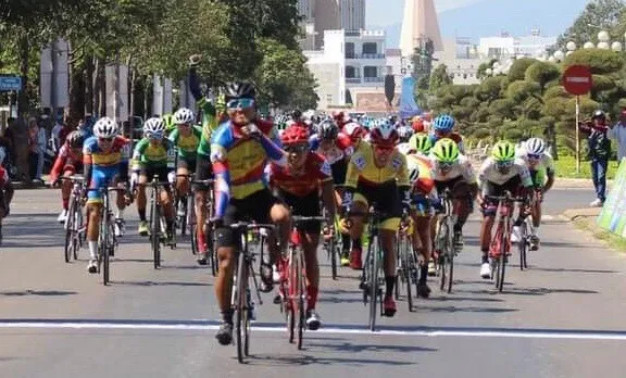 Trần Tuấn Kiệt ăn mừng tại đích đến. 