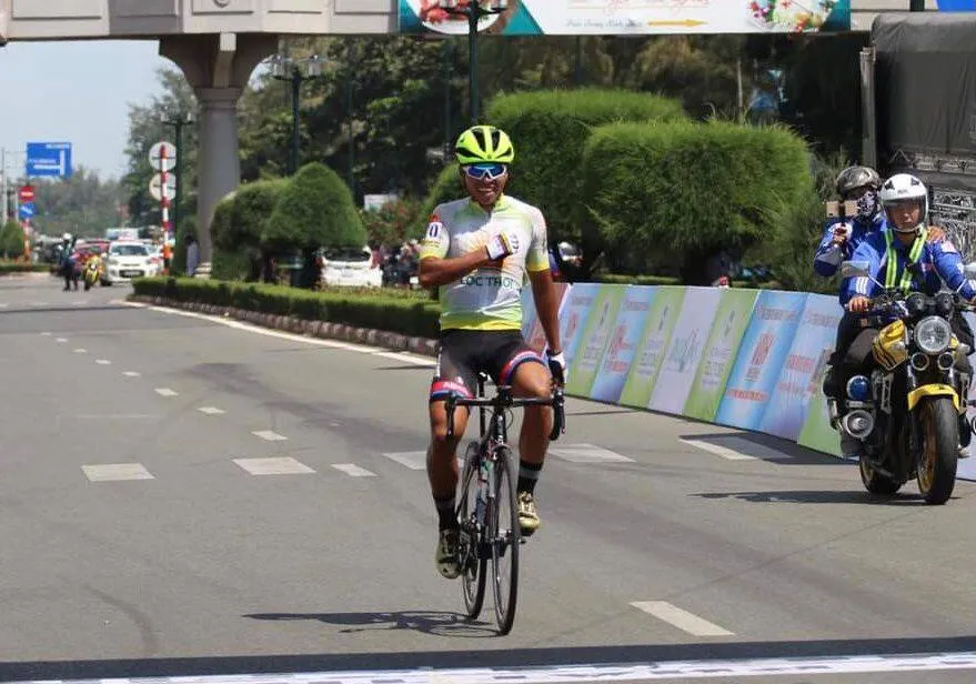 Đăng Khoa một mình về đích ăn mừng chiến thắng. 