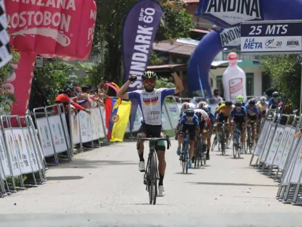 Chiến thắng “nhớ đời” của Edison Munoz khi ăn mừng và té ngay đích đến ảnh 1