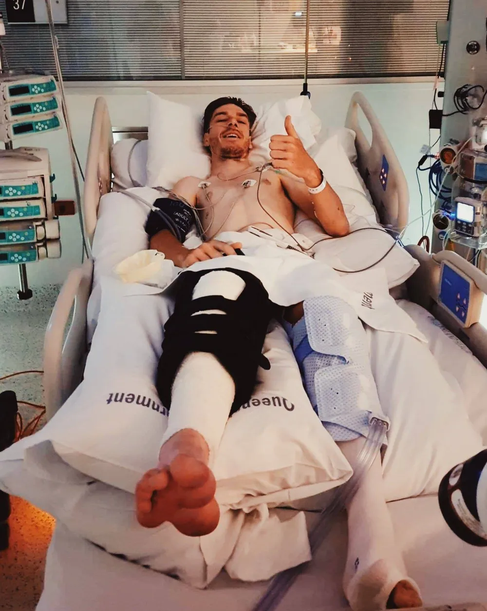 Các tay đua giải xe đạp Road Series lao vào... môtô cảnh sát bảo vệ ảnh 2