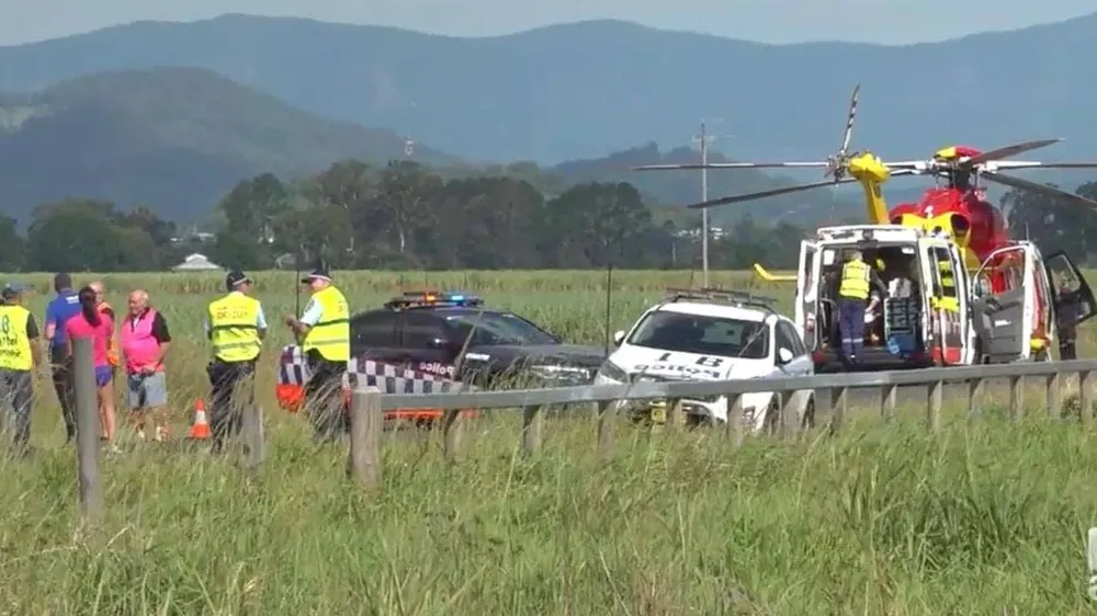Các tay đua giải xe đạp Road Series lao vào... môtô cảnh sát bảo vệ ảnh 1