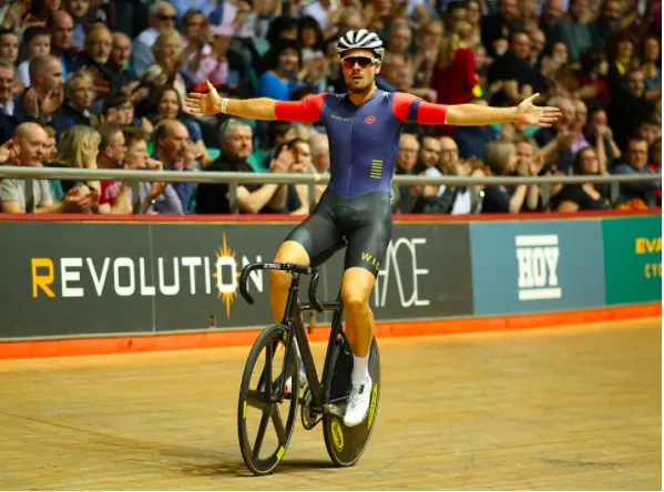 Tay đua Jon Dibben sớm rời đường đua chuyên nghiệp. 