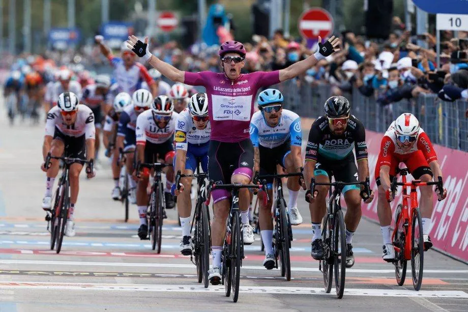 Cuộc đua xe đạp Giro d’Italia 2021 sẽ có chặng đua lên miệng núi lửa? ảnh 2