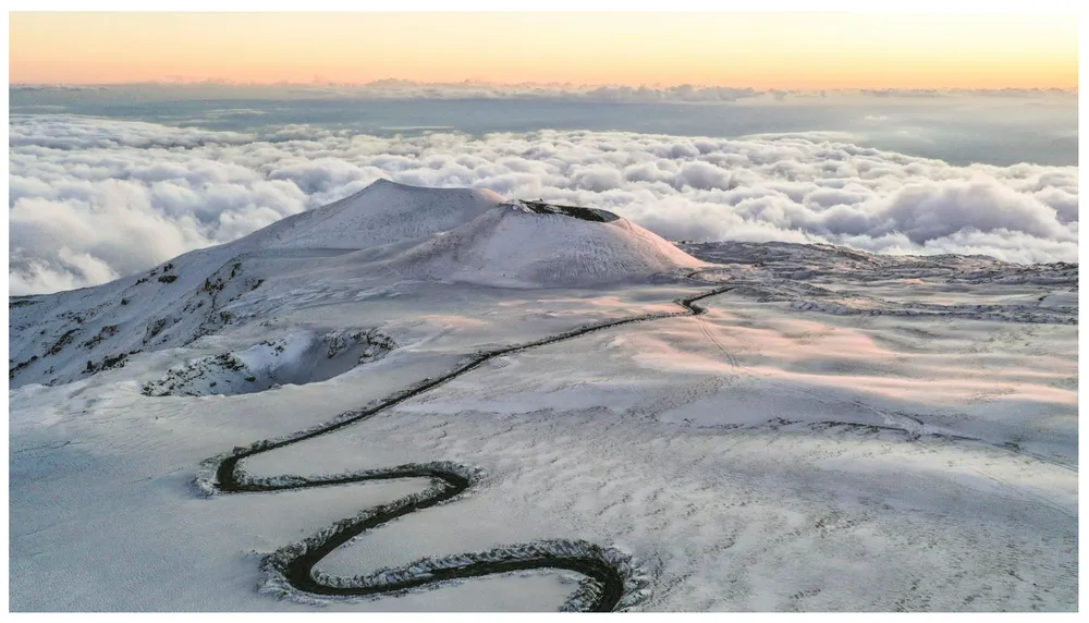 Đường lên đỉnh núi lửa Etna.
