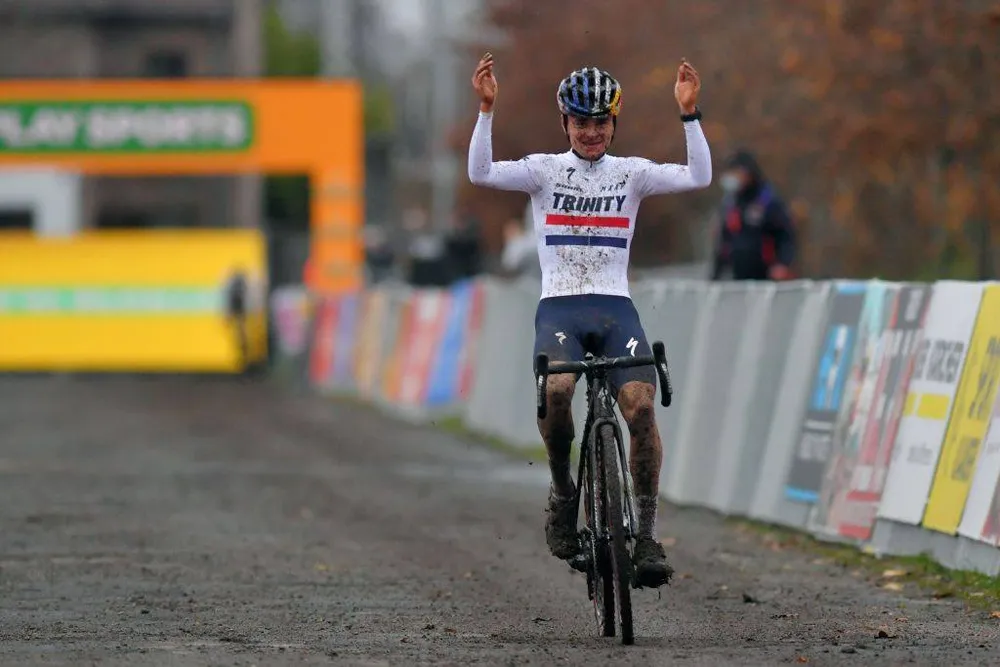 Tom Pidcock ung dung cán đích đầu tiên ở giải Superprestige Gavere.