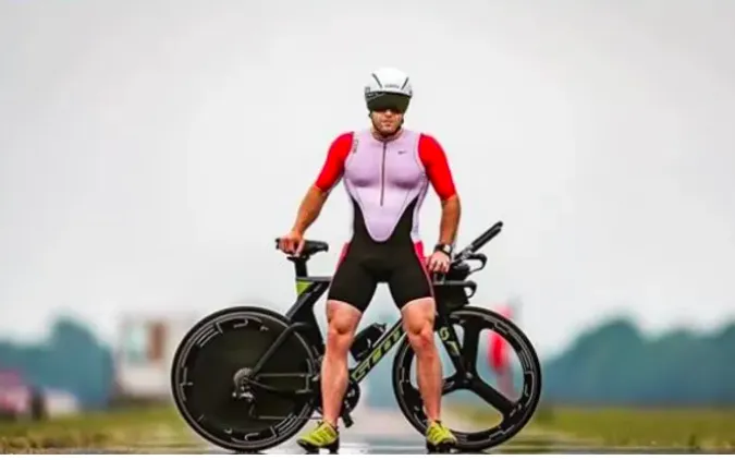 John McAvoy từng là một tên cướp khét tiếng trước khi đến với Ironman. 