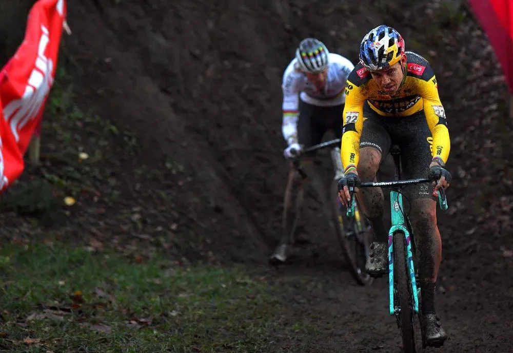 Chiến thắng kịch tính của Mathieu van der Poel ở World Cup xe đạp việt dã ảnh 1