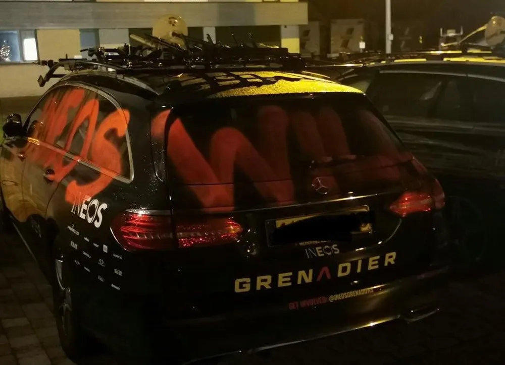 Đội đua nổi tiếng Ineos Grenadiers bị “khủng bố” ảnh 1