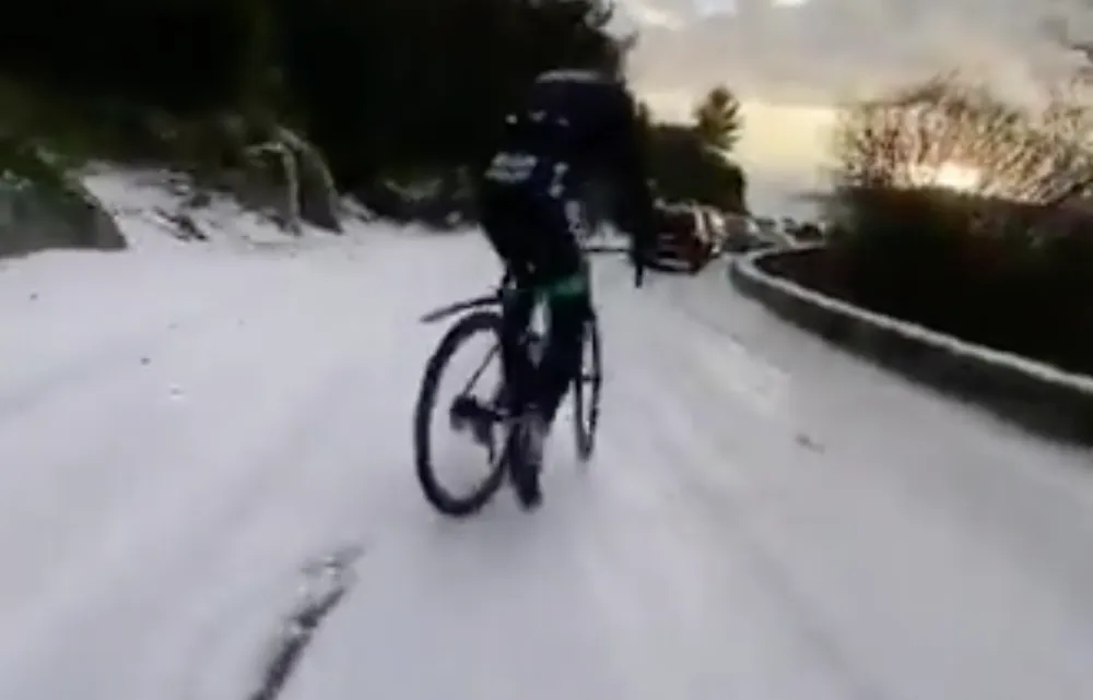 Tay đua nổi tiếng Peter Sagan lần đầu trải nghiệm đạp xe trên… tuyết ảnh 1