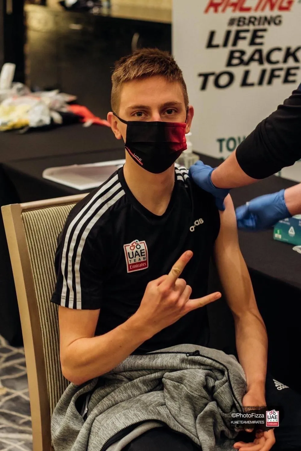 Áo vàng Tour de France Pogacar tiêm vắc xin Covid-19 ảnh 2