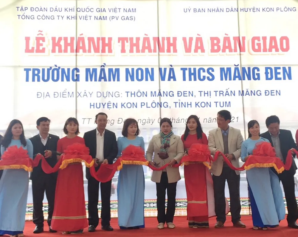 Cắt băng khánh thành và đưa vào sử dụng Trường Mầm non và THCS Măng Đen