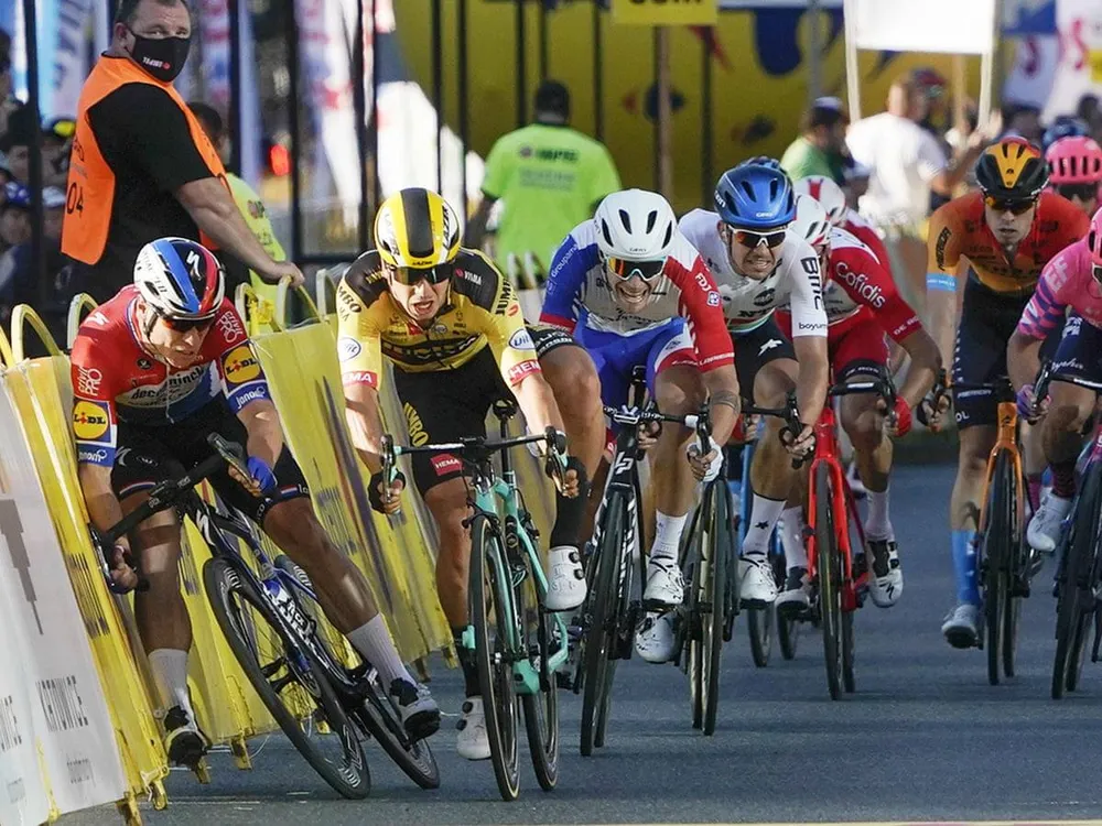 Dylan Groenewegen (thứ hai từ trái sang) ép xe Fabio Jakobsen suýt chết. 