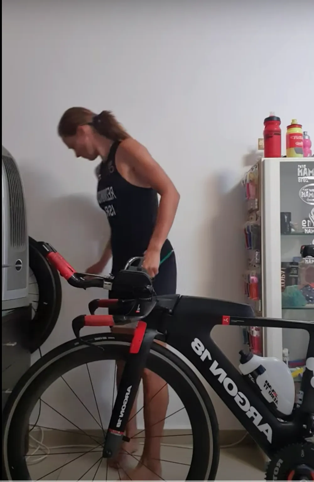 Hai nữ cua-rơ bị cấm thi đấu vì gian lận trong đua xe thực tế ảo ảnh 2