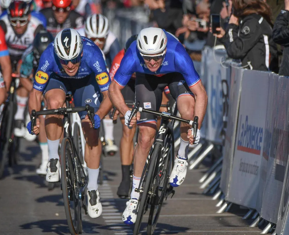 Ballerini chen lên từ phía sau Demare. 