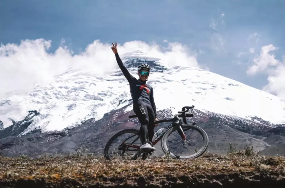 Richard Carapaz trên núi lửa Cotopaxi. 